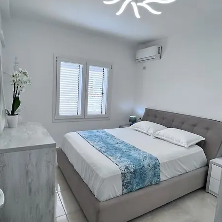 White Luxury Apartman